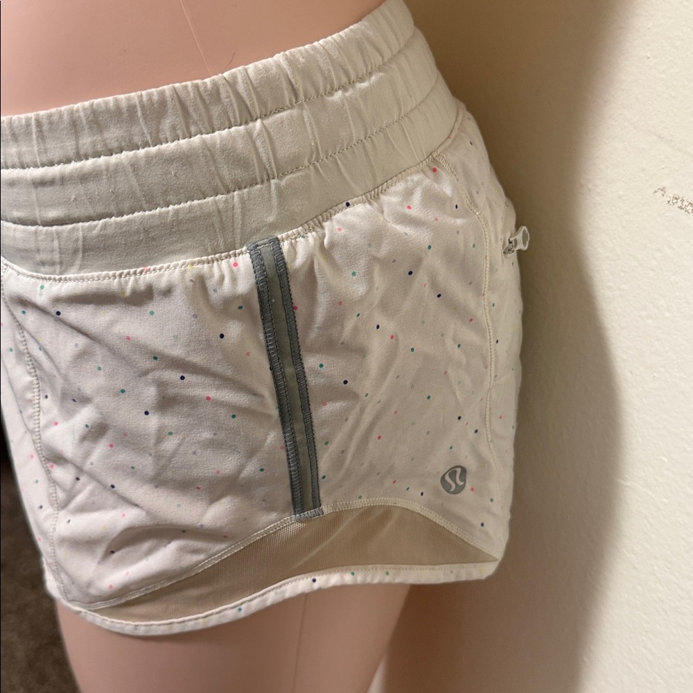 Lululemon hotty totty beige polka dot woman athletic lined shorts size 4 - Picture 2 of 9